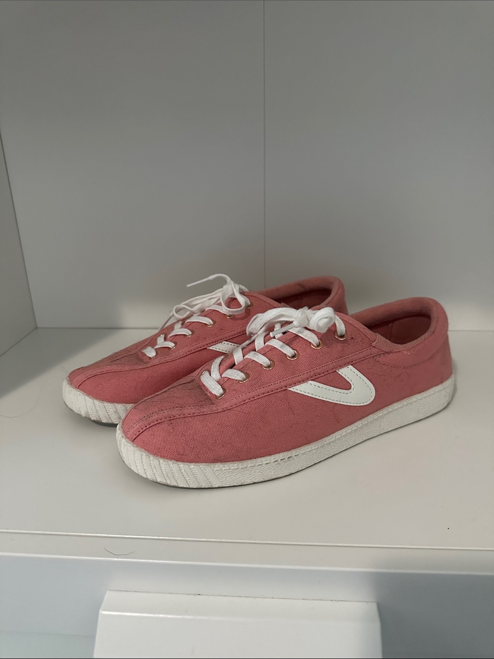Tretorn Coral Pink Canvas Low-Top Sneakers with White Laces size 10